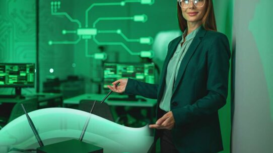 Profissional em tecnologia com roteador em ambiente verde.