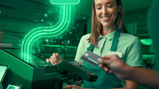 Funcionária atendendo cliente com pagamento digital.