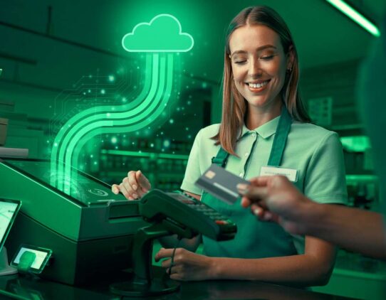 Funcionária atendendo cliente com pagamento digital.