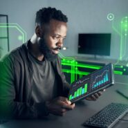 Homem analisando gráficos em tablet com dados digitais.