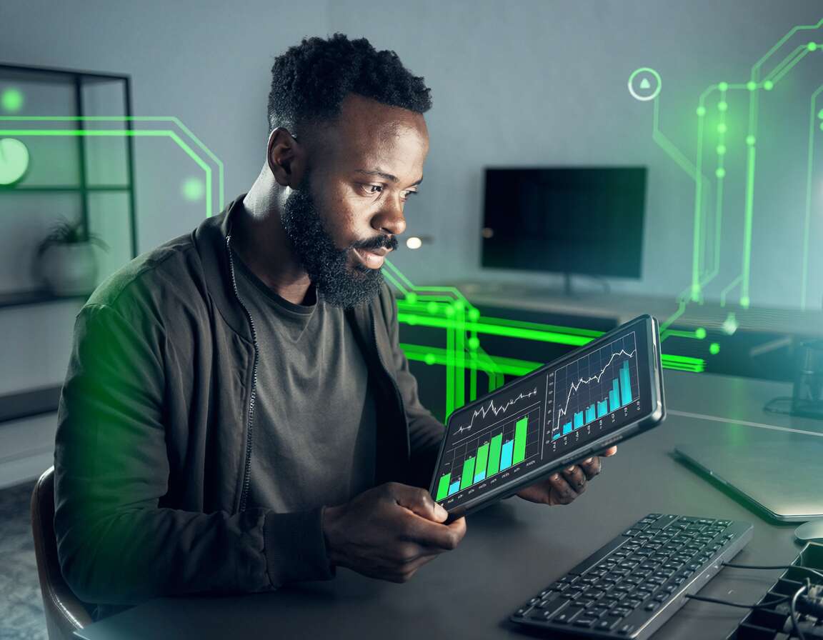 Homem analisando gráficos em tablet com dados digitais.
