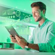 Homem feliz com tablet analisando dados de satisfação