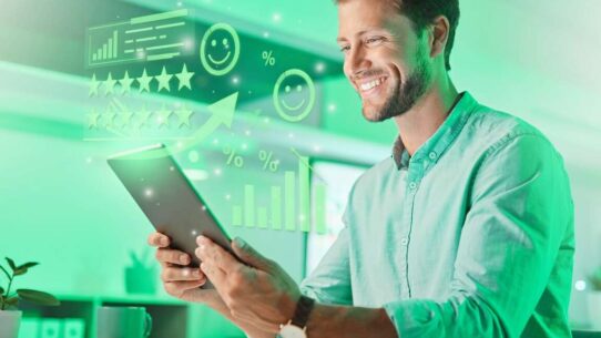 Homem feliz com tablet analisando dados de satisfação