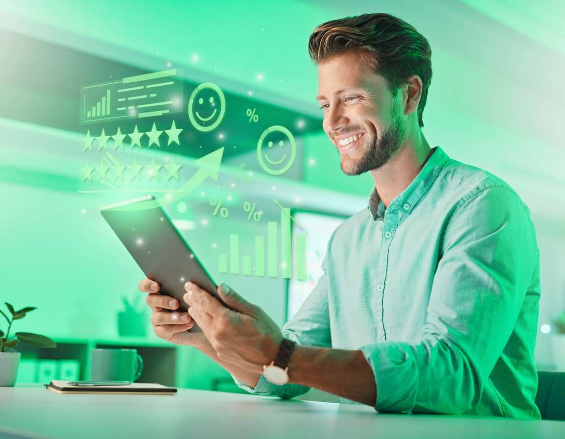 Homem feliz com tablet analisando dados de satisfação