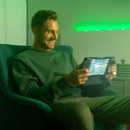 Homem jogando videogame em um ambiente moderno.