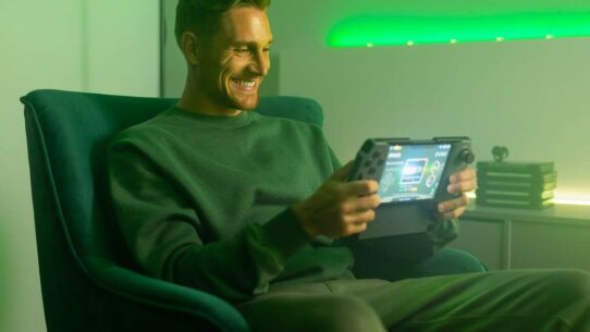 Homem jogando videogame em um ambiente moderno.