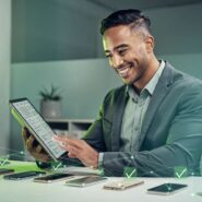 Homem sorridente usando tablet em escritório moderno