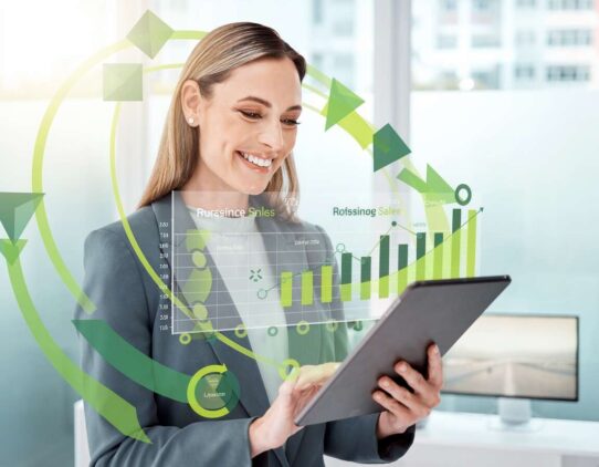 Mulher analisando gráficos de vendas em tablet.