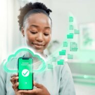 Mulher sorrindo com smartphone e ícones na nuvem.