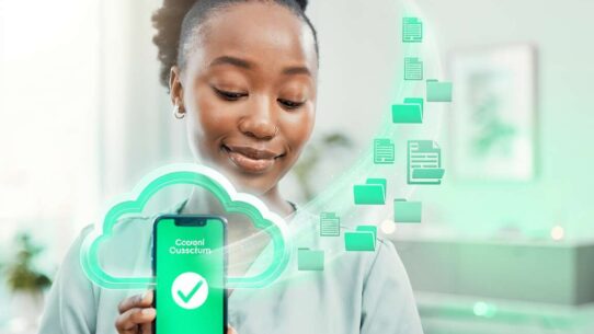 Mulher sorrindo com smartphone e ícones na nuvem.