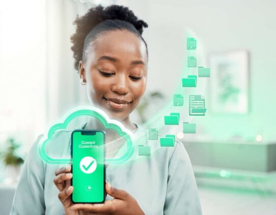 Mulher sorrindo com smartphone e ícones na nuvem.