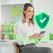 Mulher usando smartphone com ícone de segurança digital.