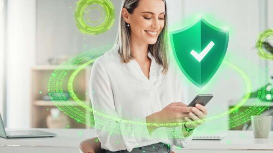 Mulher usando smartphone com ícone de segurança digital.