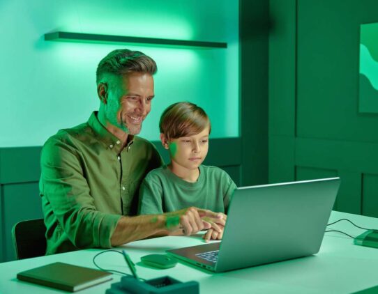 Pai e filho aprendendo juntos em um computador.